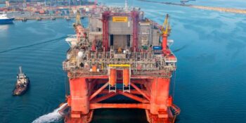 A ajuns mega-platforma de foraj în Marea Neagră, pentru gazele din „Neptun Deep”. Transocean Barents nu a încăput pe sub podurile din Bosfor 1 A ajuns mega-platforma de foraj în Marea Neagră, pentru gazele din „Neptun Deep”. Transocean Barents nu a încăput pe sub podurile din Bosfor