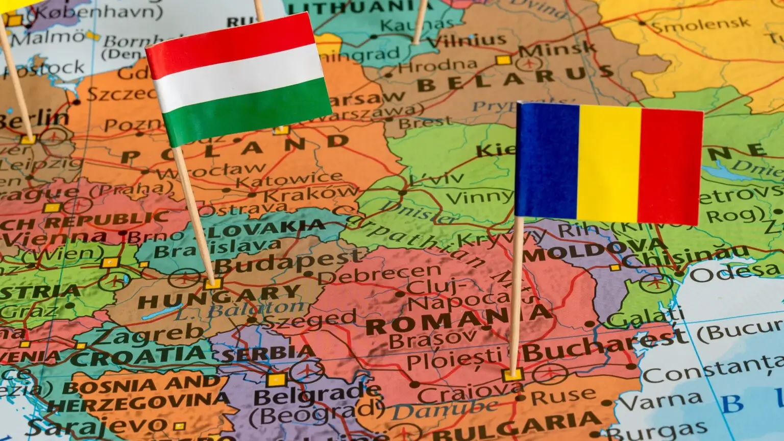 Gest ofensator făcut de ambasadorul Ungariei la NATO, cu harta Ungariei mari având Transilvania inclusă. Reacția MAE