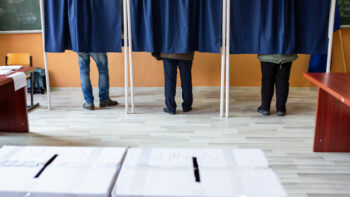 Rezultate surprinzătoare într-un sondaj IRSOP: Doi candidați s-au ”desprins de pluton”. 70% dintre români detestă partidele 2 Alegerile prezidențiale dezbină românii: efectele asupra relațiilor sociale și sănătății