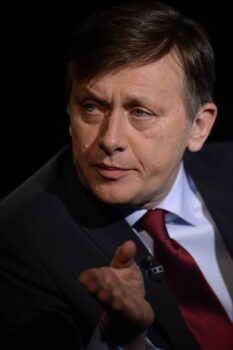 Crin Antonescu, despre perioada de absență din politică: „Am trăit din veniturile soției și din economiile mele, destul de firave” 1 Crin Antonescu, despre perioada de absență din politică: „Am trăit din veniturile soției și din economiile mele, destul de firave”