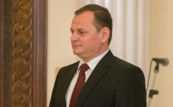 Comisia pentru controlul SIE a acoperit deplasările lui Gabriel Vlase la Abu Dhabi și cu avionul privat: „s-a realizat conform calendarului de activități al SIE” 1 Comisia pentru controlul SIE a acoperit deplasările lui Gabriel Vlase la Abu Dhabi și cu avionul privat: „s-a realizat conform calendarului de activități al SIE”