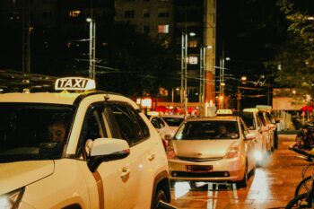 Asiaticii vor putea lucra în România ca șoferi de taxi, Uber sau Bolt. Se schimbă regulile pentru obținerea atestatului 1 Asiaticii vor putea lucra în România ca șoferi de taxi, Uber sau Bolt. Se schimbă regulile pentru obținerea atestatului