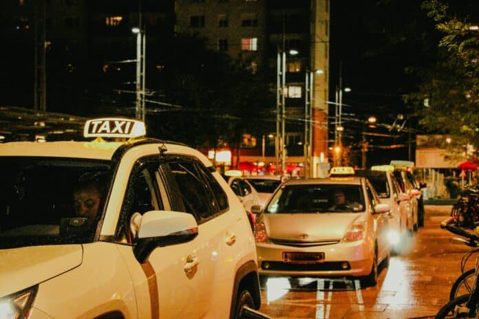 Asiaticii vor putea lucra în România ca șoferi de taxi, Uber sau Bolt. Se schimbă regulile pentru obținerea atestatului