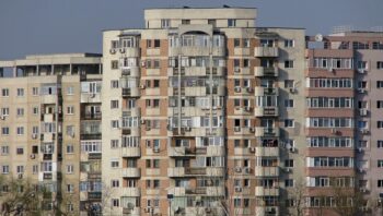 Asigurările de locuințe s-au scumpit masiv. Cum justifică brokerii creșterile 1 Bloc de locuințe