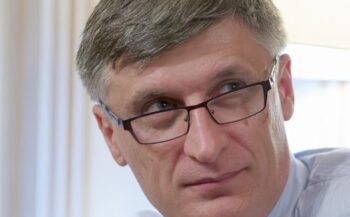 Candidatul Cătălin Avramescu propune interzicerea partidelor „extremiste” AUR și SOS: „Legea trebuie să fie aceeași pentru toți” 2 Candidatul Cătălin Avramescu propune interzicerea partidelor extremiste AUR și SOS: „Legea trebuie să fie aceeași pentru toți”