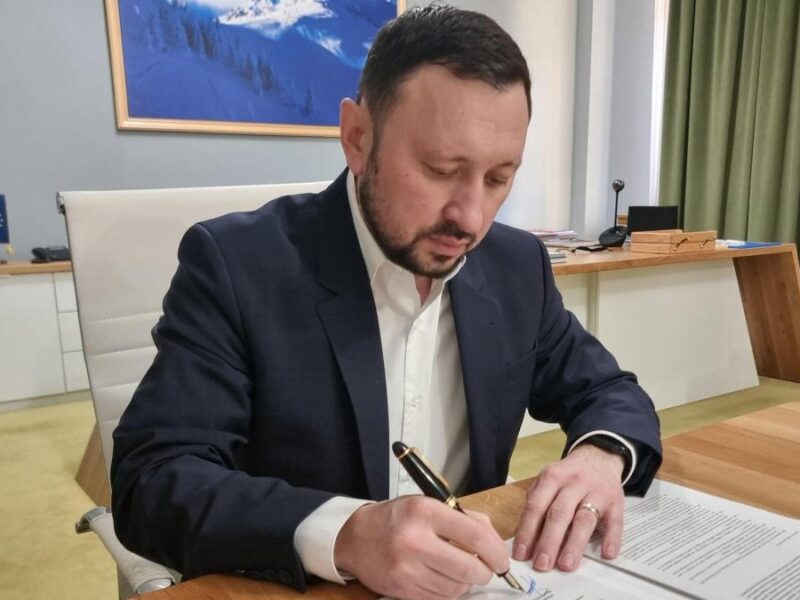 mircea fechet e sfidat de romsilva 1 250 de persoane au primit prime uriase in doi ani de un an astept raportul de audit 949475