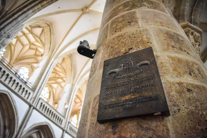 Controversă pe mormântul baronului Brukenthal. Biserica se opune vehement cercetărilor arheologice. Specialiștii vor să confirme hrisoave vechi