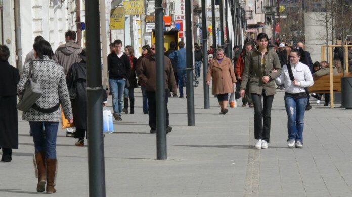 Unul din cinci tineri români intenționează să emigreze: Corupția, doar pe locul cinci în topul motivelor