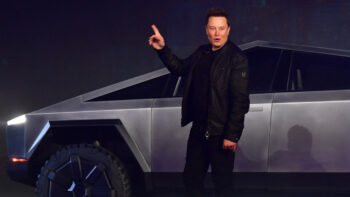 O mașină Tesla a explodat în fața hotelului Trump: posibil act de terorism 2 O mașină Tesla a explodat în fața hotelului Trump: posibil act de terorism