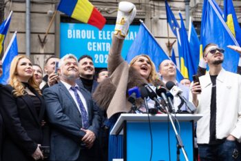 Diana Șoșoacă a pus lumânări și i-a blestemat pe judecătorii CCR: „Praful și pulberea să se aleagă de voi" 1 Diana Șoșoacă la BEC