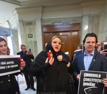 VIDEO Diana Șoșoacă, îmbrăcată în doliu și cu o coroană de flori la sediul CCR: 'Vrem să asistăm la ședință' / S-a cântat 'Veșnica pomenire' 2 media 174221302234287200
