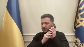 Momentul în care Zelenski e întrerupt în timpul unui interviu de un telefon dat de Macron: „Emmanuel, te sun în 20 de minute” 2 momentul in care zelenski e intrerupt in timpul unui interviu de un telefon dat de macron emmanuel te sun in 20 de minute 959008