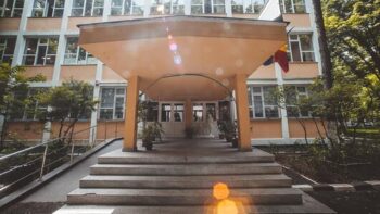 Ce înseamnă „Butonul roșu" în școli. Ministerul Educației introduce programul 2 Școala