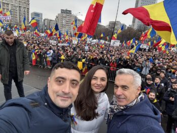 Simion anunță ce va face de ziua lui Georgescu: „Sistemul va primi un şah-mat. Strategia o construim împreună cu Călin Georgescu" 2 George Simion, Călin Georgescu și Anamaria Gavrilă