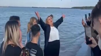 Diana Soșoacă și membrii SOS s-au aruncat, de mână, în mare: „Dați-vă la o parte!” 2 diana sosoaca si membrii sos s au aruncat de mana in mare dati va la o parte 962940