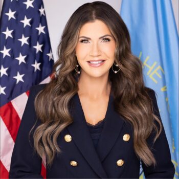 Kristi Noem, secretarul SUA pentru Securitate Internă, prădată în Washington. Hoții i-au furat geanta cu documente și bani 8 Kristi Noem