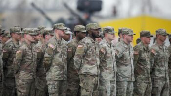 Fostul comandant al armatei SUA afirmă că militarii americani de la Kogălniceanu sunt în pericol de retragere 2 militari americani