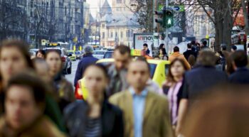 Un român ar putea primi daune morale pentru că o reclamă luminoasă i-a afectat sănătatea 2 Oameni pe stradă