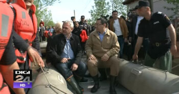 Dragnea intervine în scandalul inundațiilor din 2014: "Ponta bate câmpii. E mitoman" 6 Liviu Dragnea și Victor Ponta în barcă, la inundații