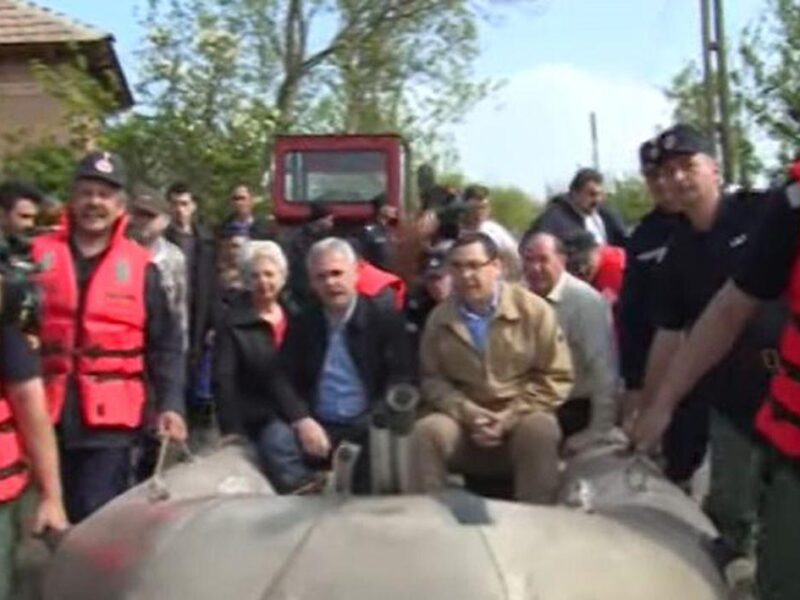 Ponta și Dragnea la inundații