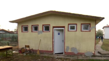 România Educată = școlile fără toaletă în curte. Promisiunea lui Ciolacu 2 Toaletă în curte