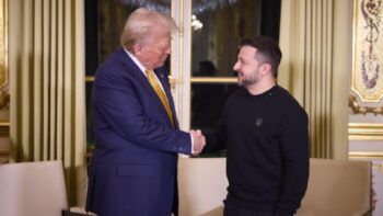 Trump își schimbă poziția față de Putin după discuția cu Zelenski la Vatican: „Mă face să cred că poate nu vrea să oprească războiul, ci doar mă amăgește” 4 Donald Trump și Volodimir Zelenski
