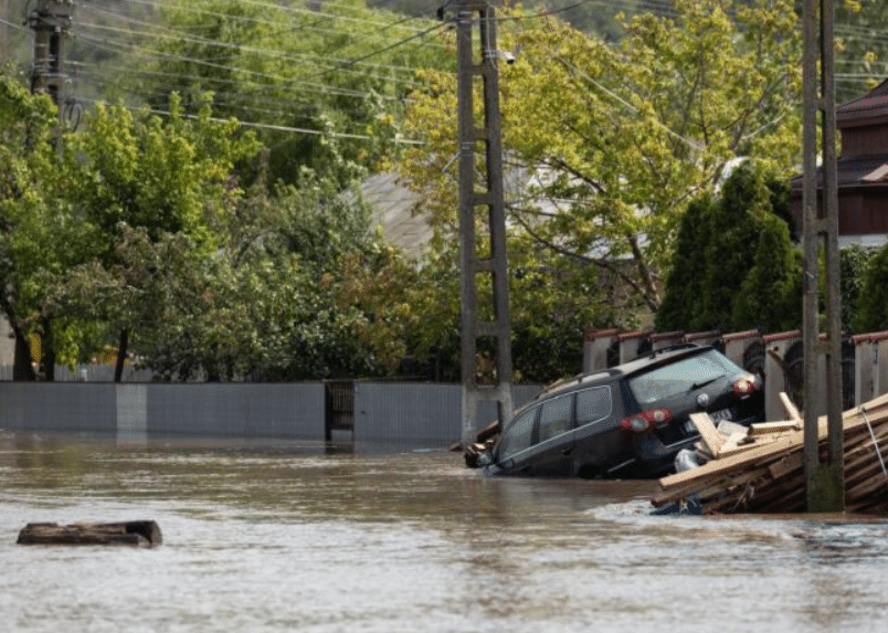 Cod roșu de inundații în mai multe județe din România. 13 râuri au depășit pragul de alertă