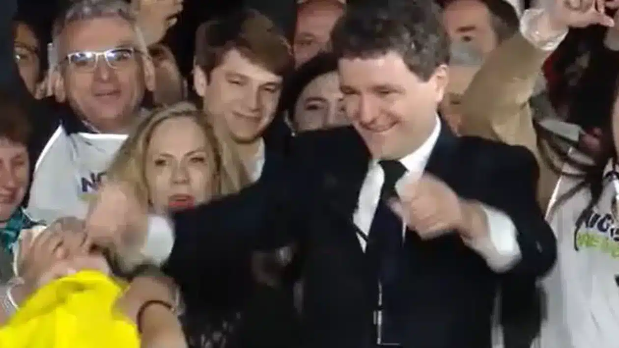 Nicușor Dan, baie de mulțime