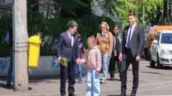 nicusor dan cu fetita la scoala 1