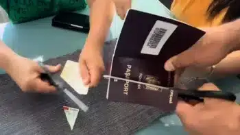 Români care și-au tăiat pașaportul după alegeri