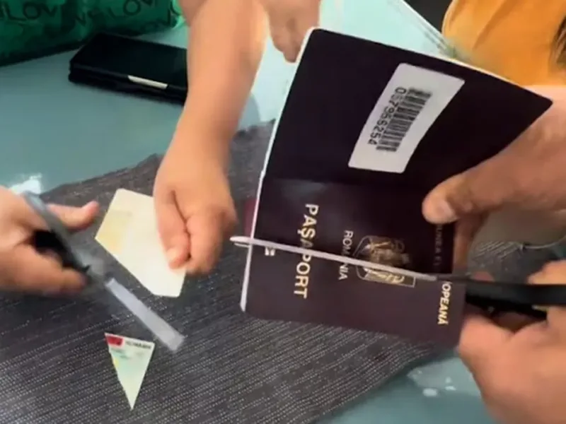 Români care și-au tăiat pașaportul după alegeri