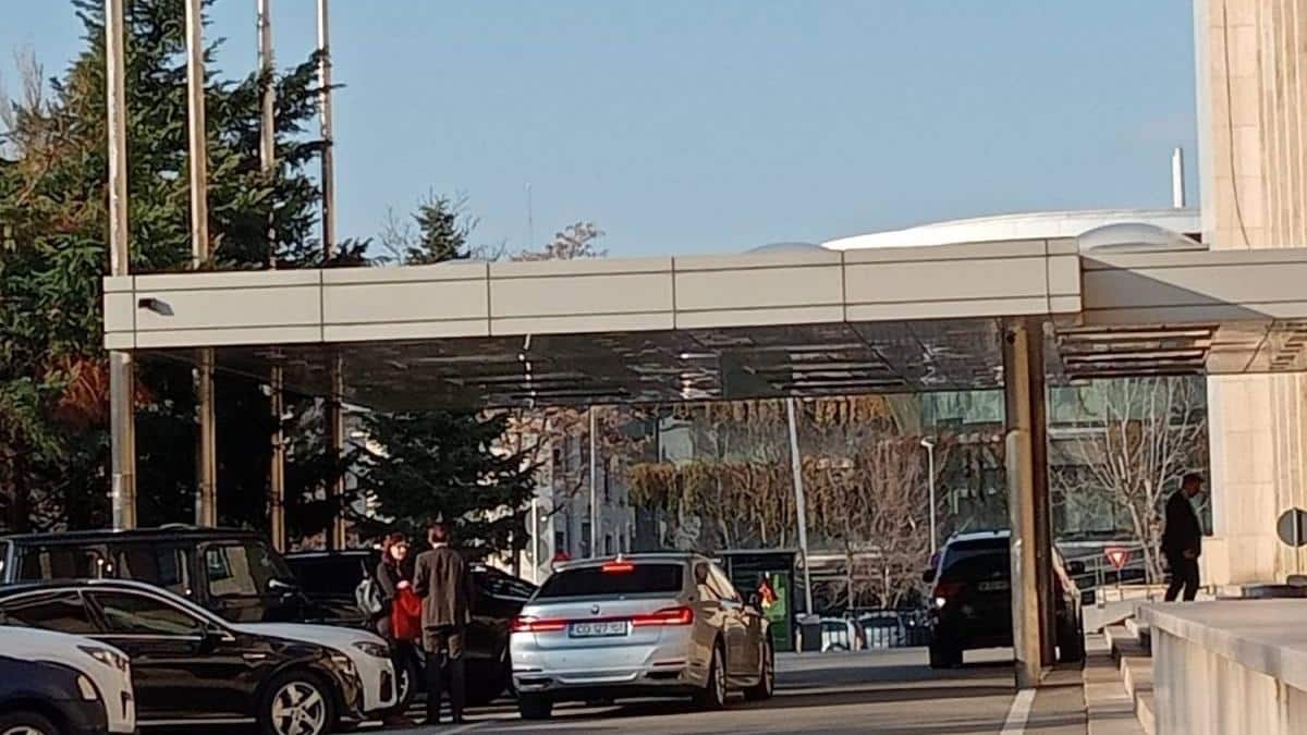 angajatii din guvern dezvaluie intre 21 000 si 30 000 de lei costa in fiecare luna doar deplasarea unui demnitar 990299