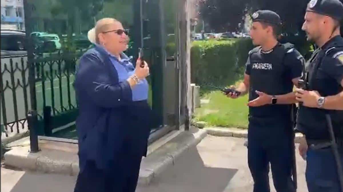 la guvern diana sosoaca s a certat cu jandarmii pentru ca n au lasat o sa filmeze vrei sa l sun pe bolojan sa i spun ca ma abuzezi 988837