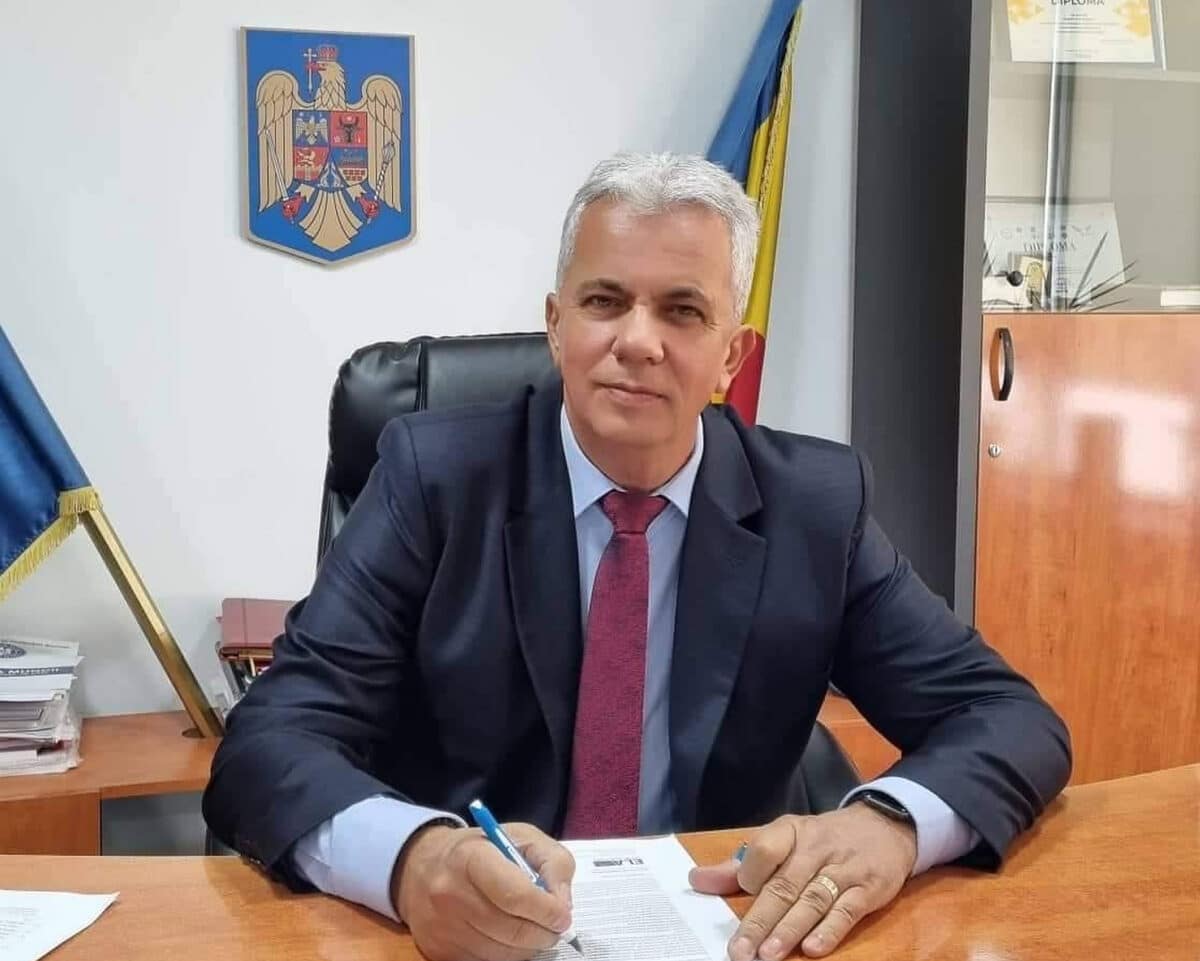 Vin spumant, țuică și pungi frigorifice, livrate la mașina șefului Inspecției Muncii După ședința de la București, portbagajul mașinii lui Dantes Bratu s-a umplut